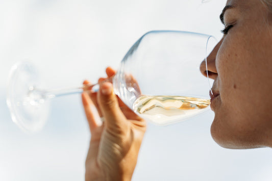 Chica catando vino blanco