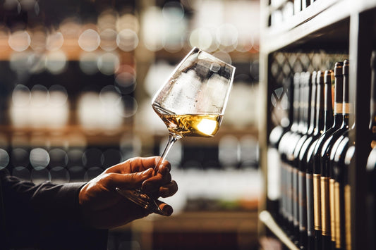 Vino blanco en bodega de vino