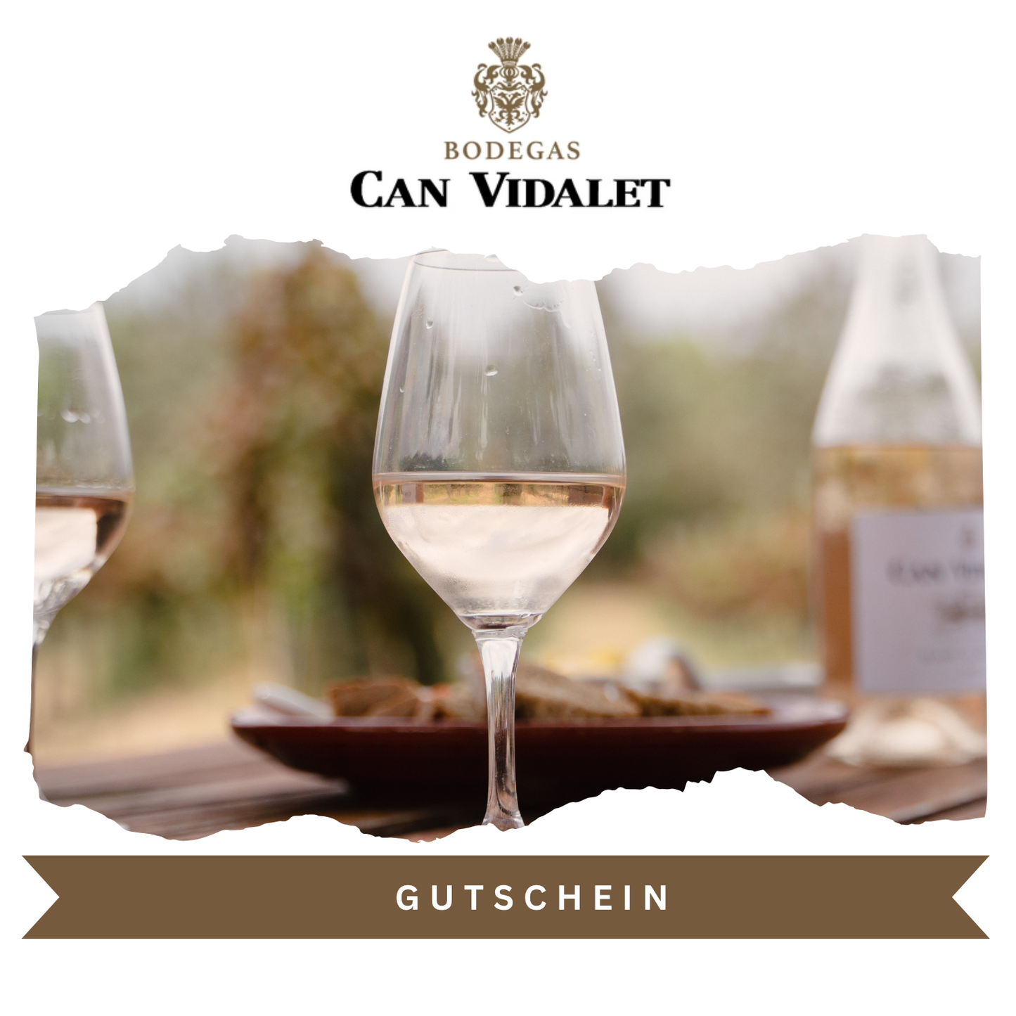 Geschenkgutschein der Bodegas Can Vidalet mit dem Schriftzug „GUTSCHEIN“. Im Vordergrund steht ein Glas Roséwein, das Sonnenlicht reflektiert, im Hintergrund sind unscharf eine Weinflasche und eine mediterrane Landschaft auf Mallorca zu sehen. Das Bild vermittelt Genuss, Eleganz und die Atmosphäre mallorquinischer Weinkultur.
