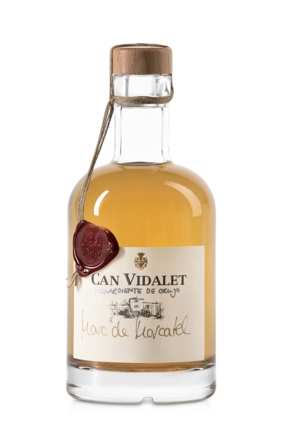 Una botella de 0,5 litros, sello de calidad, con el Marc de Moscatel dorado, un Aguardiente de Orujo, de la Bodega Can Vidalet en Mallorca