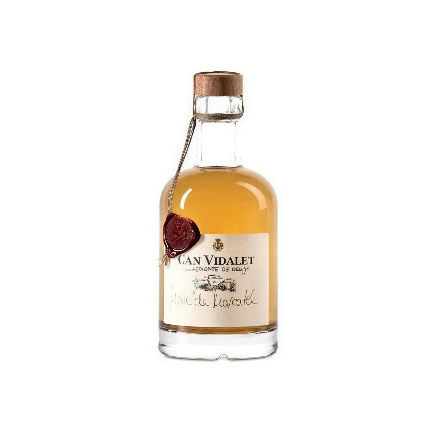Una botella de 0,5 litros, sello de calidad, con el Marc de Moscatel dorado, un Aguardiente de Orujo, de la Bodega Can Vidalet en Mallorca.