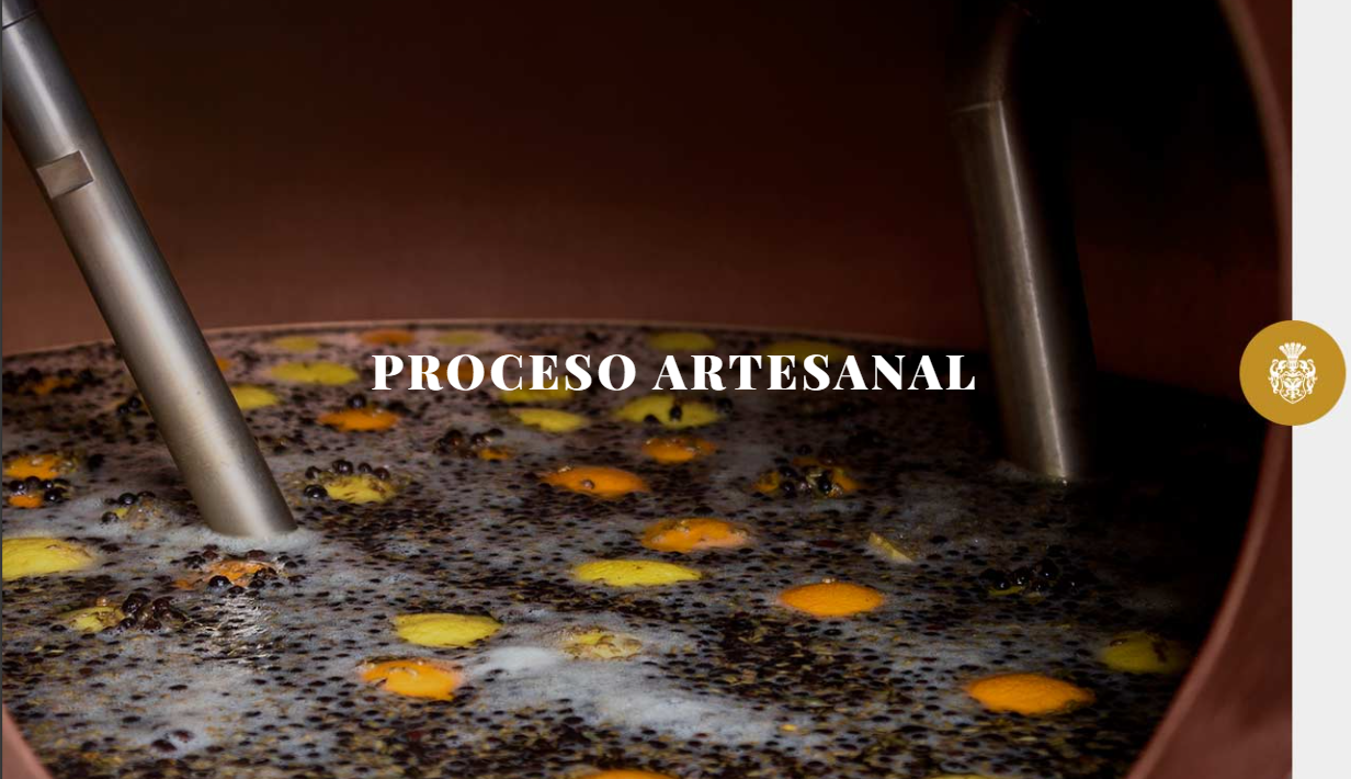 Detalle del proceso artesanal de maceración en la destilería Can Vidalet, en Mallorca, donde se infusionan ingredientes naturales como cítricos y bayas en un alambique de cobre. La imagen muestra la combinación de tradición y técnica en la elaboración de licores y destilados ecológicos mallorquines, resaltando el uso de materias primas locales.