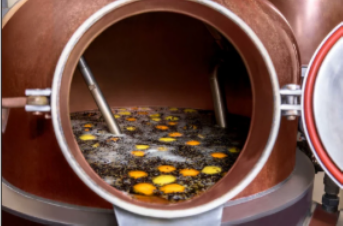 Proceso artesanal de maceración en la destilería Can Vidalet, en Mallorca. La imagen muestra la combinación de tradición y técnica en la elaboración de licores y destilados ecológicos mallorquines