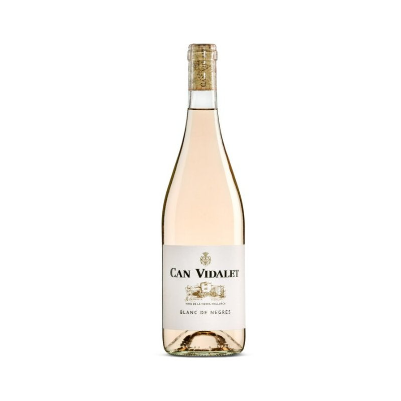 Una botella clara con un vino Blanc de Negres, blanco-rosado, de la tierra de Mallorca, Bodegas Can Vidalet.
