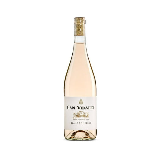 Una botella clara con un vino Blanc de Negres, blanco-rosado, de la tierra de Mallorca, Bodegas Can Vidalet.