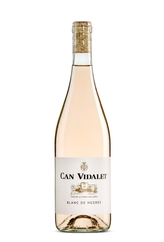 Una botella clara con un vino Blanc de Negres, blanco-rosado, de la tierra de Mallorca, Bodegas Can Vidalet.