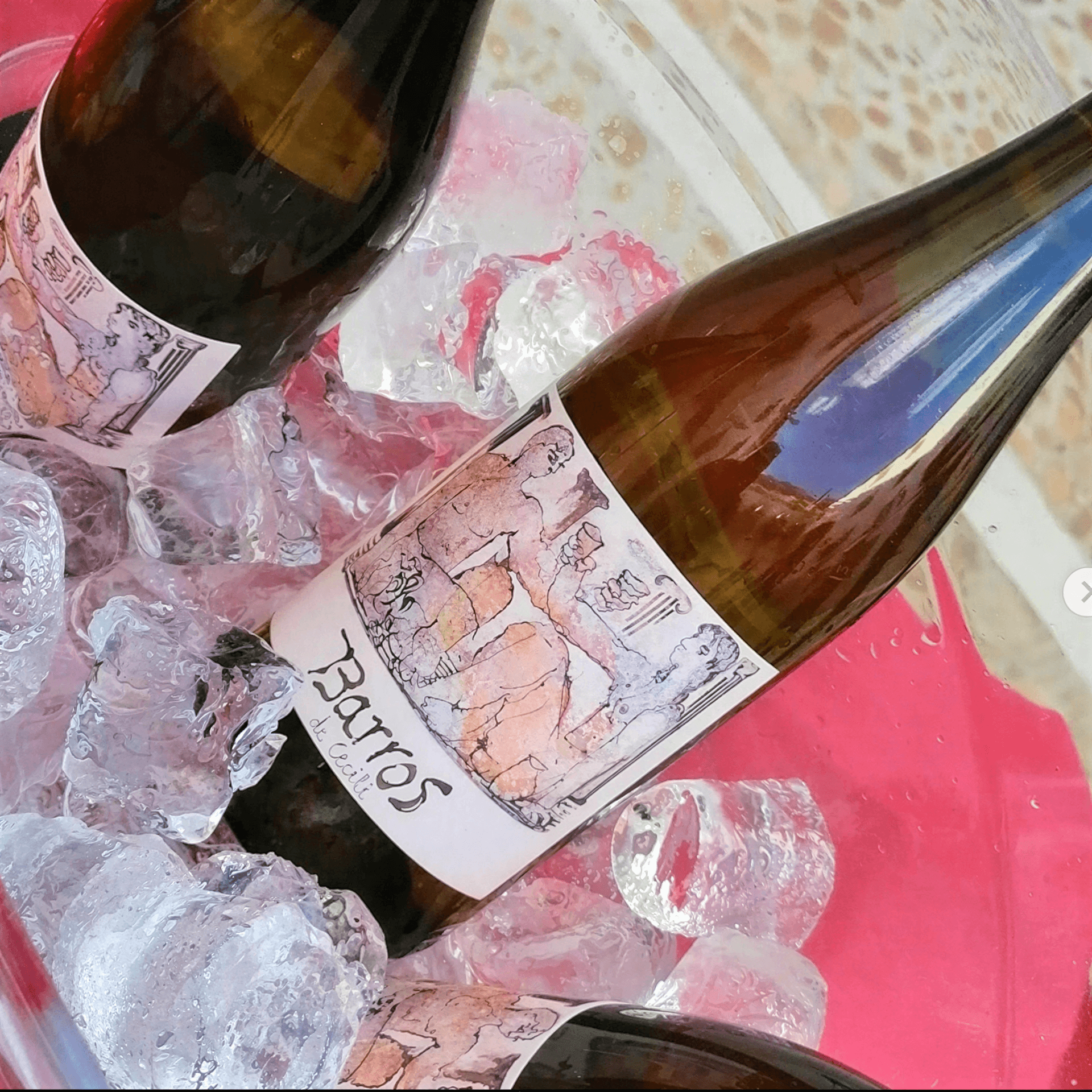 Botellas de vino blanco Barros de Cecili de Bodegas Can Vidalet enfriándose en hielo durante una degustación en Mallorca.