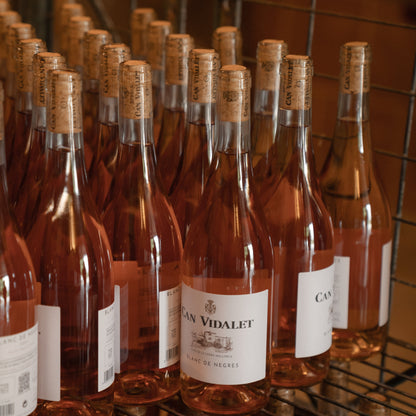 Filas de botellas de Blanc de Negres de Can Vidalet listas en la bodega. Vino rosado ecológico elaborado en Pollença, Mallorca, en el corazón de la Serra de Tramuntana.