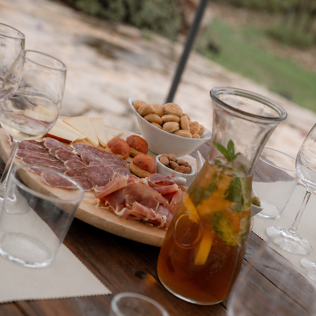 Enjoy a relaxed tasting in Mallorca with tapas, artisanal flavours and refreshing homemade iced tea – a perfect alcohol-free option at Can Vidalet winery.
