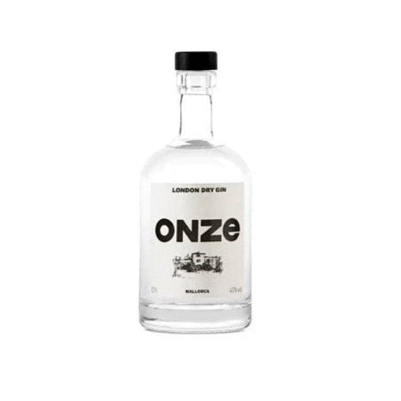 Una botella clara con etiqueta blanca y capa negra, de 0,7 litros liquido claro, London Dry Gin, el Onze Gin artesanal de las tierras de Mallorca,  Bodegas Can Vidalet.
