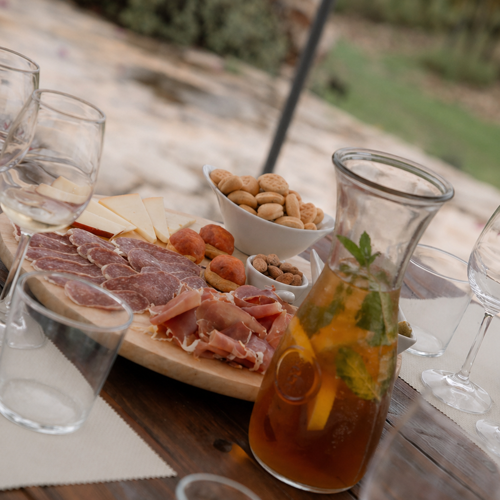 Enjoy a relaxed tasting in Mallorca with tapas, artisanal flavours and refreshing homemade iced tea – a perfect alcohol-free option at Can Vidalet winery.