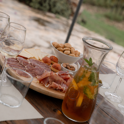 Enjoy a relaxed tasting in Mallorca with tapas, artisanal flavours and refreshing homemade iced tea – a perfect alcohol-free option at Can Vidalet winery.
