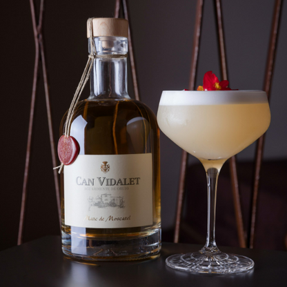 Cóctel artesanal con Marc de Moscatel de Can Vidalet, un destilado premium mallorquín ideal para mixología creativa y momentos especiales.