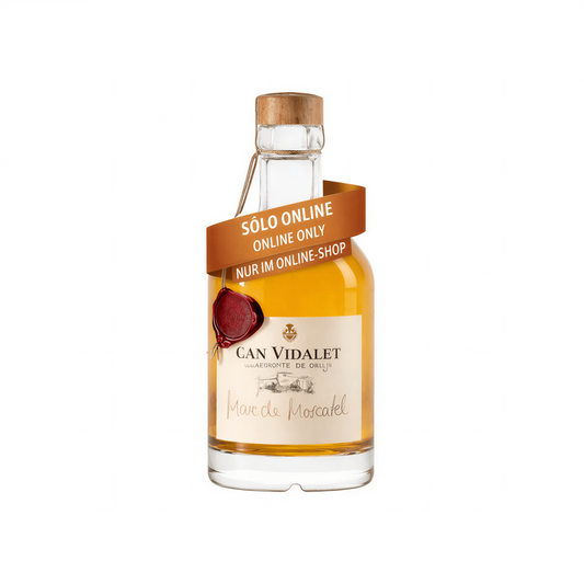 Botella de Marc de Moscatel de Bodegas Can Vidalet con etiqueta “Sólo online / Online only / Nur im online shop”, aguardiente artesanal de Mallorca elaborado a partir de uva Moscatel.