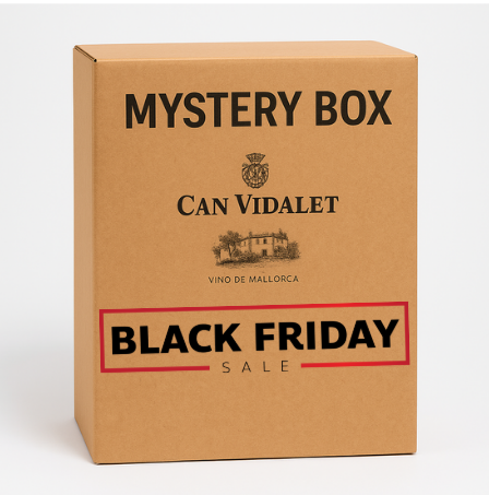 Caja de cartón color kraft con el logotipo y el sello de Bodegas Can Vidalet, identificada con el texto “MYSTERY BOX – Can Vidalet, Vino de Mallorca”. La caja, de diseño elegante y minimalista, representa un paquete sorpresa de edición limitada que incluye una selección exclusiva de vinos mallorquines elaborados artesanalmente en la bodega Can Vidalet, en Pollença.