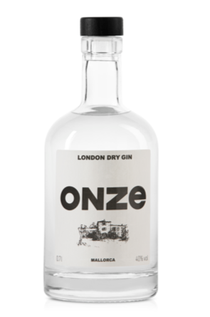 Una botella clara con etiqueta blanca y capa negra, de 0,7 litros liquido claro, London Dry Gin, el Onze Gin artesanal de las tierras de Mallorca,  Bodegas Can Vidalet.