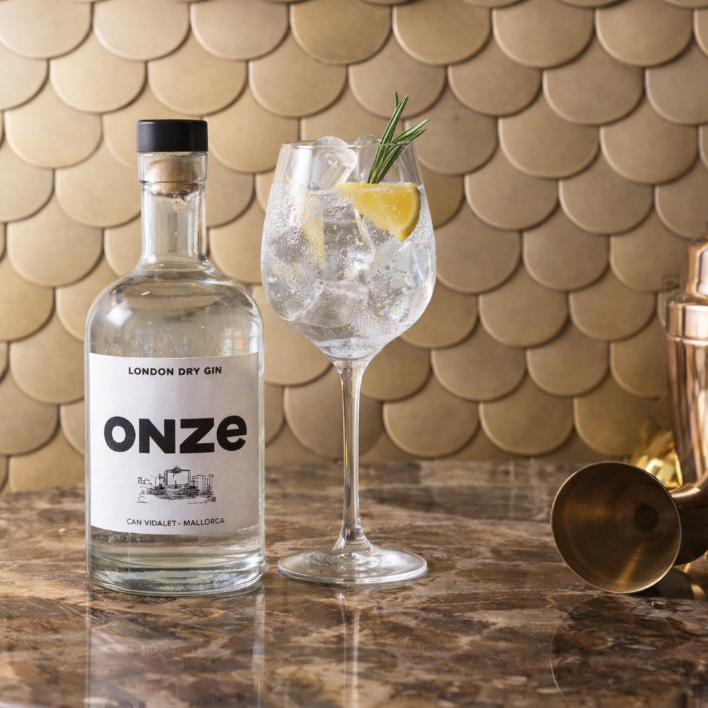 Onze Gin de Can Vidalet servido como Gin Tonic con limón y romero. Gin artesanal destilado en Mallorca con botánicos mediterráneos, fresco y elegante.