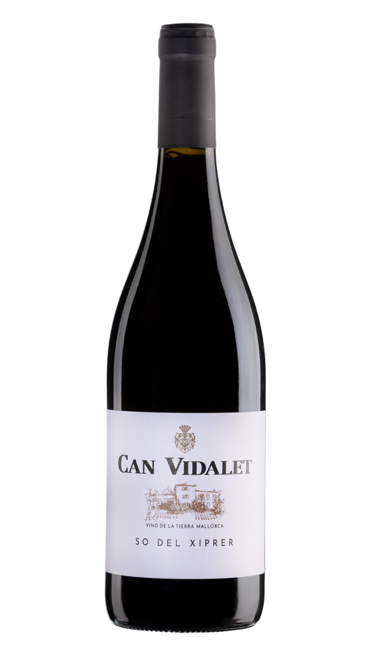 Una botella escura de vino tinto, So del Xiprer, vino de la tierra de Mallorca, Bodegas Can Vidalet