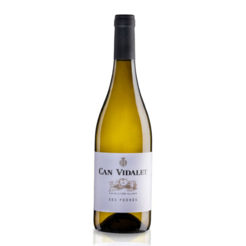 Una botella verde, con etiqueta blanca y capa negra, contiene un vino blanco de color dorada, un Ses Pedres 2019 de las tierras de Mallorca, Bodegas Can Vidalet.
