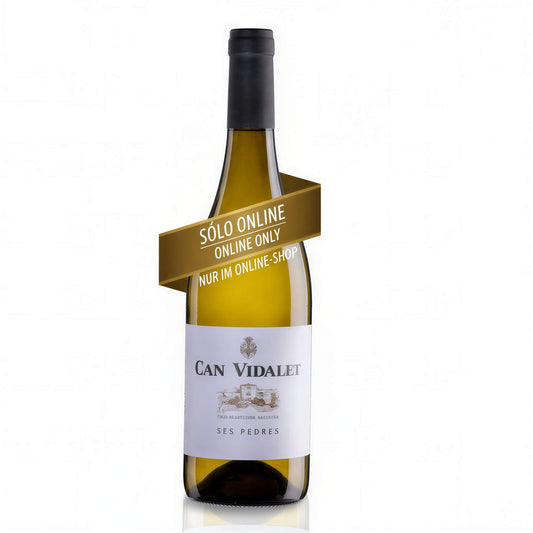 Una botella verde, con etiqueta blanca y capa negra, contiene un vino blanco de color dorada, un Ses Pedres 2019 de las tierras de Mallorca, Bodegas Can Vidalet.