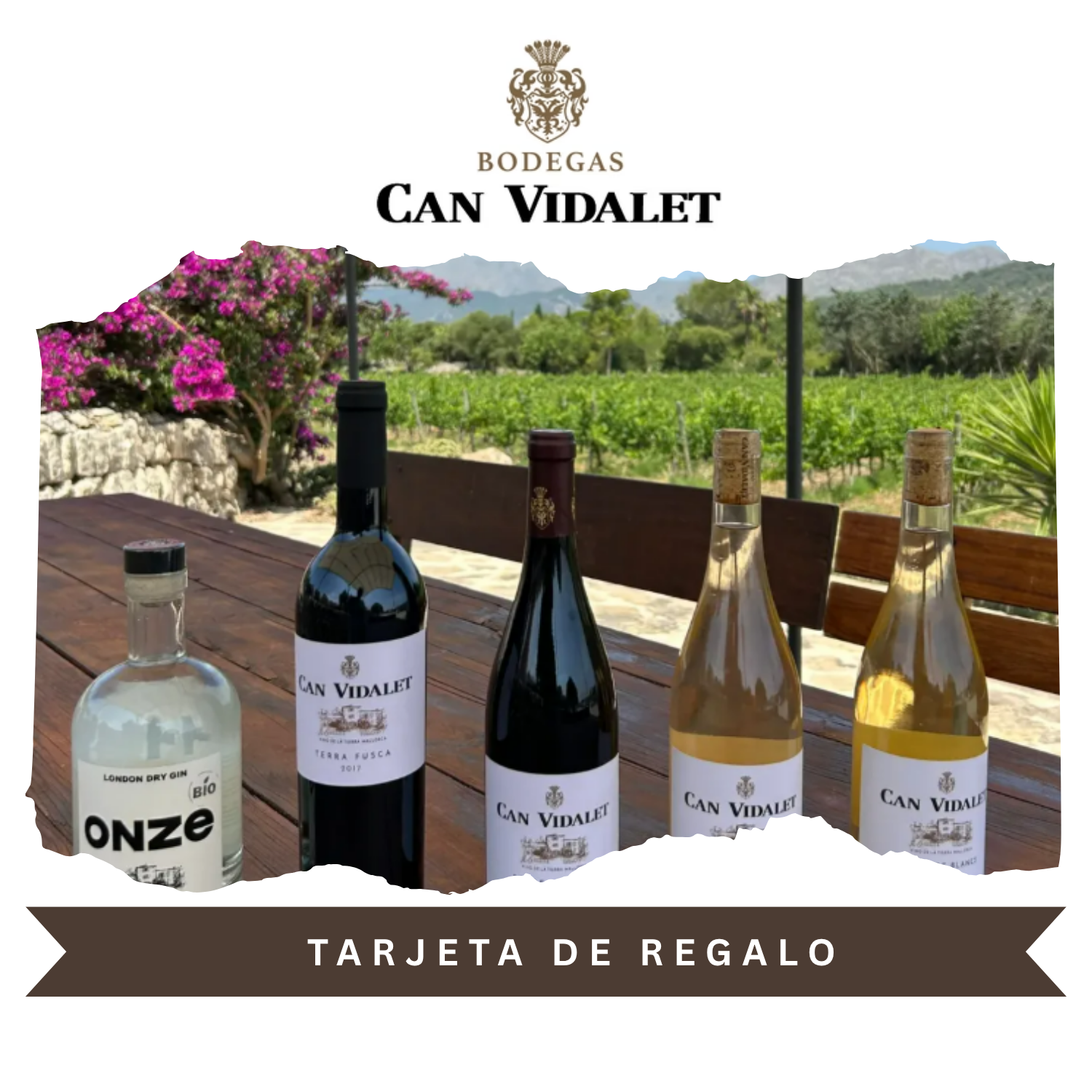 Tarjeta de regalo de Bodegas Can Vidalet con el texto “TARJETA DE REGALO”. En la parte inferior se muestran cinco botellas sobre una mesa de madera: una de ginebra artesanal Onze London Dry Gin y cuatro vinos mallorquines de Can Vidalet —tintos, blancos y rosados—. La composición transmite la esencia mediterránea, la artesanía y la calidad de los productos elaborados en Pollença, Mallorca.