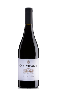 Una botella escura de vino tinto, Terra Fusca, un vino exclusivo de color rojo escuro de la tierra de Mallorca, Bodegas Can Vidalet