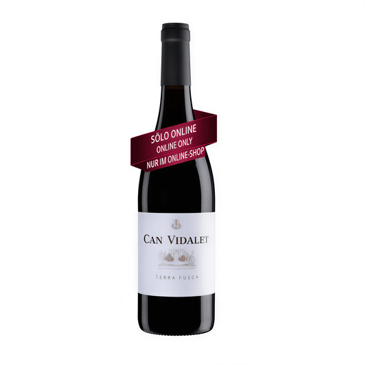 Botella de vino tinto Terra Fusca 2028 de Bodegas Can Vidalet con etiqueta “Sólo online / Online only / Nur im online shop”, vino ecológico de Mallorca disponible en tienda online.